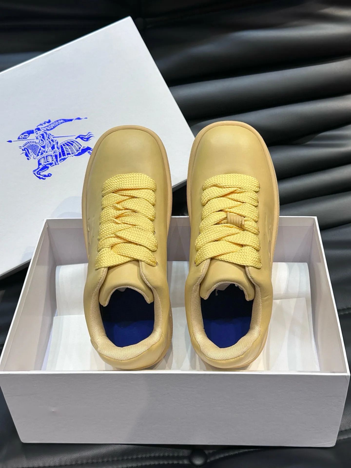 Factory price: 500💰Burberry Box series👫Thick-soled casual sports shoes for couples, cool sneakers and bread shoes, purchased and developed from the original version, the top version of the Box series sports shoes, made of original plaid/knitted fabric, embellished with embossed Equestrian Knight logo (EKD). Made of mesh lining, the laces are decorated with metal coils, the rubber sole is decorated with the Burberry letter logo, and the original molded 3.5CM two-color T men's shoe 💰U outsole! Code number: 35-45 (35-45 customized)